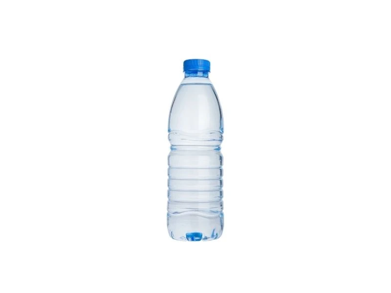 Agua en botella de plástico
